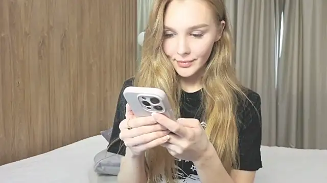 Snapshot of Brigitte_Bardot chatting on 11-18-25, 07:02 Brigitte Bardot online show from 11-18-25, 07:02