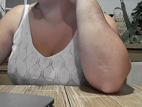 Snapshot of Aambre95Esexy chatting on 09-19-25, 08:31 Aambre95Esexy online show from 09-19-25, 08:31