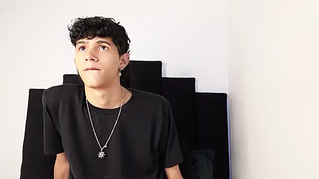 Snapshot of alexmark_ chatting on 09-18-25, 03:25 alexmark online show from 09-18-25, 03:25