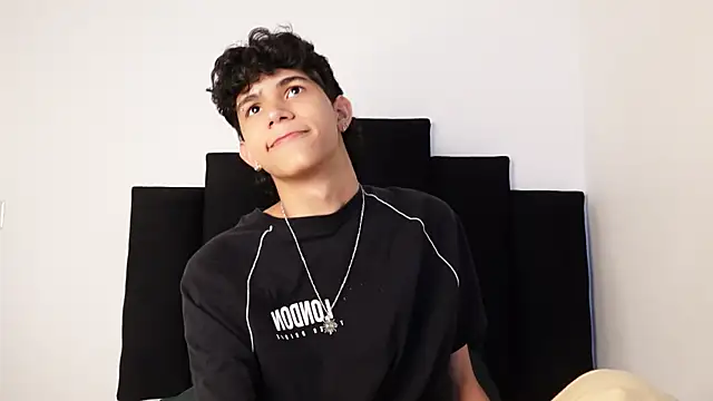 Snapshot of alexmark_ chatting on 09-24-25, 02:20 alexmark online show from 09-24-25, 02:20