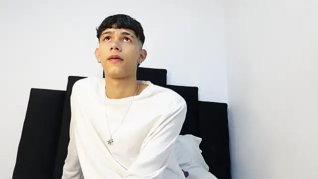 Snapshot of alexmark_ chatting on 09-26-25, 01:48 alexmark online show from 09-26-25, 01:48