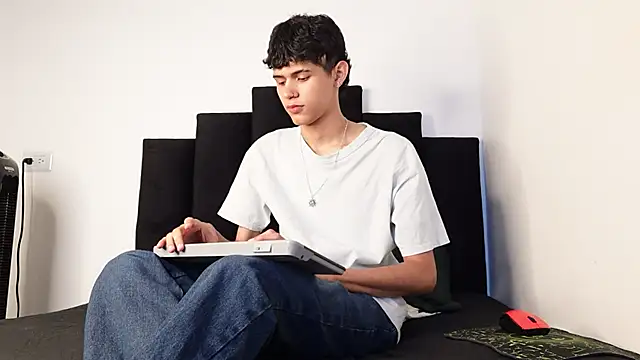 Snapshot of alexmark_ chatting on 10-17-25, 05:26 alexmark online show from 10-17-25, 05:26