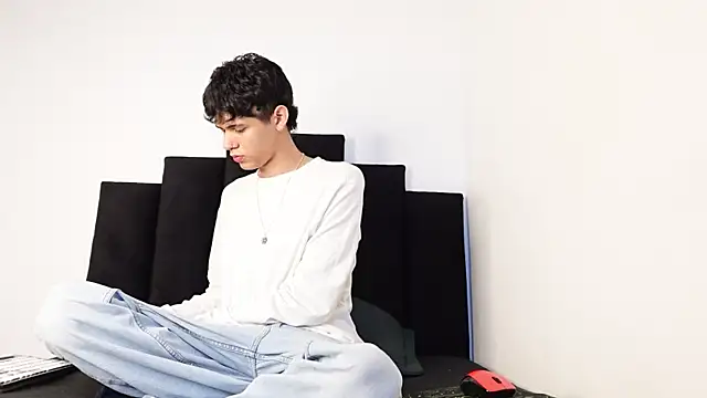 Snapshot of alexmark_ chatting on 10-21-25, 01:45 alexmark online show from 10-21-25, 01:45