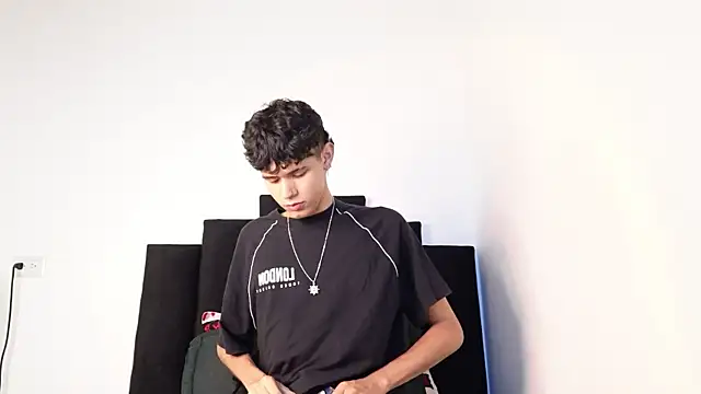 Snapshot of alexmark_ chatting on 11-10-25, 01:43 alexmark online show from 11-10-25, 01:43