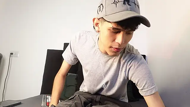 Snapshot of alexmark_ chatting on 11-28-25, 01:36 alexmark online show from 11-28-25, 01:36