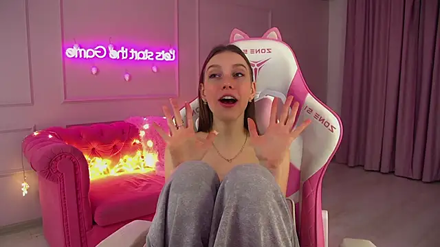 VeronicaVances online show from 12-17-25, 06:25