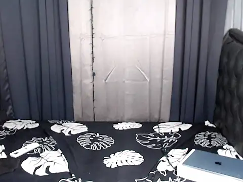 Snapshot of scarlet_enchantress chatting on 09-27-25, 01:10 scarlet enchantress online show from 09-27-25, 01:10