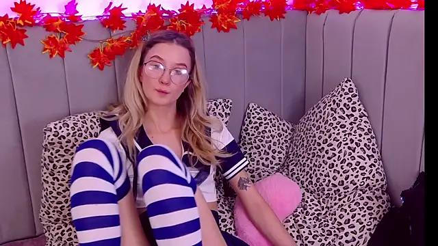 MaeLili online show from 10-19-25, 08:04