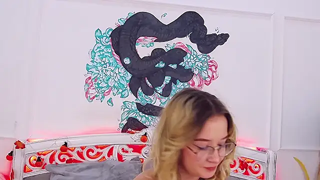 MaeLili online show from 10-28-25, 04:27