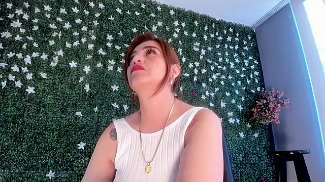 Snapshot of Skylar__Desire chatting on 09-11-25, 01:44 Skylar Desire online show from 09-11-25, 01:44