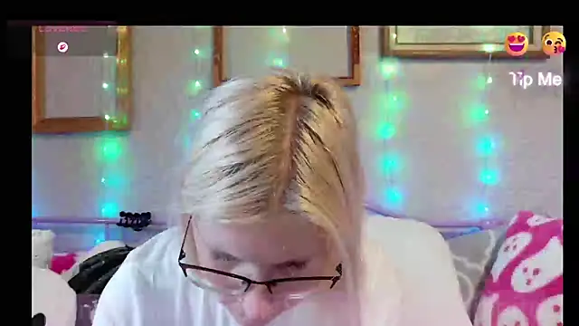 Snapshot of samanthamalichite chatting on 06-08-26, 12:38 samanthamalichite online show from 06-08-26, 12:38