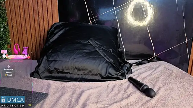 Snapshot of Kiara_Zahiri__ chatting on 10-08-25, 11:19 Kiara Zahiri online show from 10-08-25, 11:19