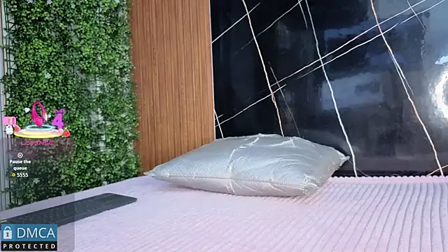 Snapshot of Kiara_Zahiri__ chatting on 10-17-25, 11:02 Kiara Zahiri online show from 10-17-25, 11:02