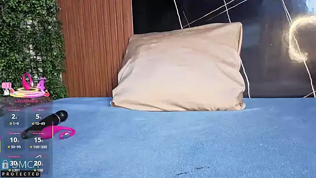 Snapshot of Kiara_Zahiri__ chatting on 10-21-25, 11:00 Kiara Zahiri online show from 10-21-25, 11:00