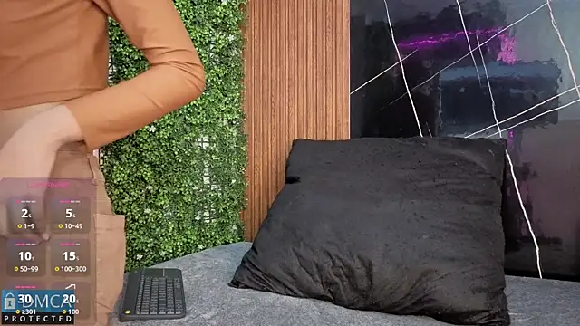 Snapshot of Kiara_Zahiri__ chatting on 11-11-25, 10:59 Kiara Zahiri online show from 11-11-25, 10:59