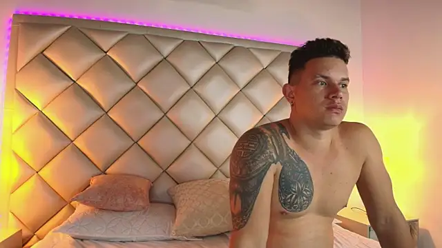 Snapshot of EclipseandFlame chatting on 10-01-25, 02:23 EclipseandFlame online show from 10-01-25, 02:23