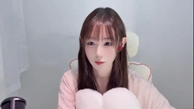 Xiao-runbao online show from 10-21-25, 01:23