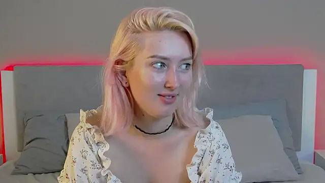 Snapshot of MarianeSun chatting on 06-18-26, 04:02 MarianeSun online show from 06-18-26, 04:02