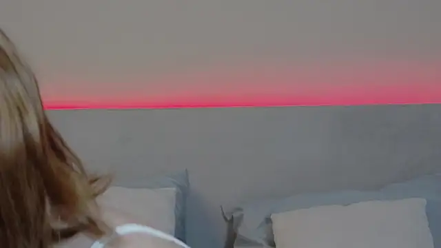 Snapshot of MarianeSun chatting on 06-26-26, 03:44 MarianeSun online show from 06-26-26, 03:44