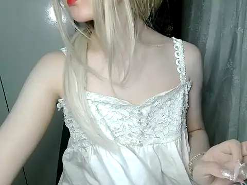 Snapshot of Annabelle-e chatting on 04-28-26, 07:41 Annabelle-e online show from 04-28-26, 07:41