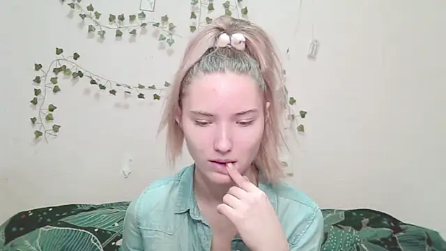  kikiclark   online show from 12-05-25, 02:36