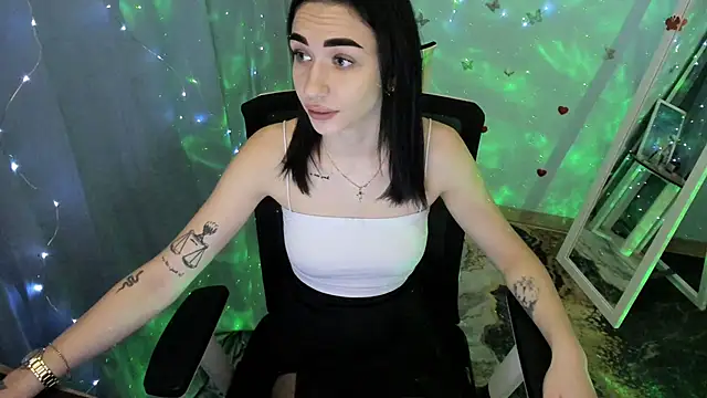 Snapshot of Bella_Night4 chatting on 11-19-25, 07:41 Bella Night4 online show from 11-19-25, 07:41