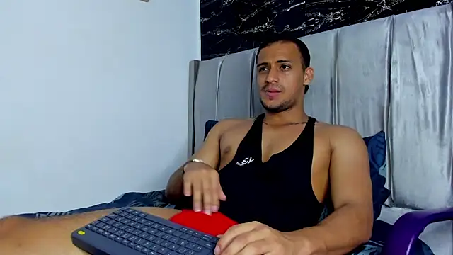 Snapshot of Thomas_Wayne chatting on 03-08-26, 06:39 Thomas Wayne online show from 03-08-26, 06:39