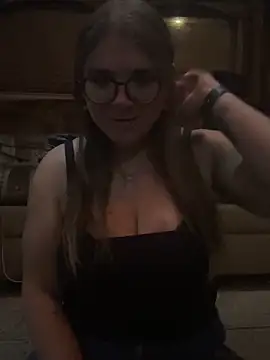 Snapshot of adventuresinsky chatting on 10-06-25, 03:04 adventuresinsky online show from 10-06-25, 03:04