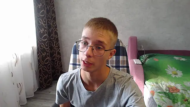 Snapshot of glasses_cat chatting on 09-15-25, 07:30 glasses cat online show from 09-15-25, 07:30