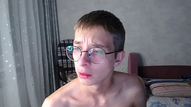 Snapshot of glasses_cat chatting on 10-27-25, 09:30 glasses cat online show from 10-27-25, 09:30