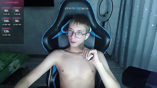 glasses cat online show from 01-15-26, 04:11