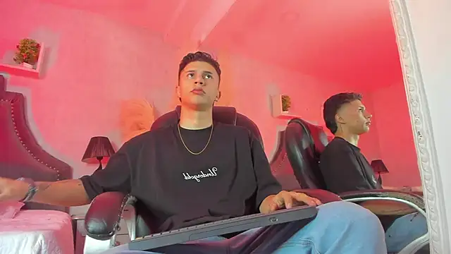 liaamsmiith  online show from 01-10-26, 12:07