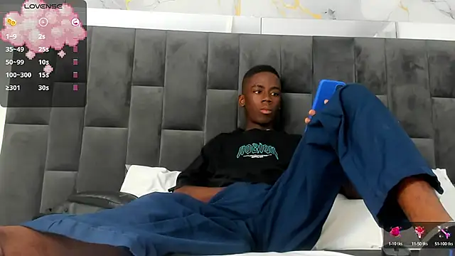 Snapshot of Alan_blacke chatting on 10-09-25, 07:23 Alan blacke online show from 10-09-25, 07:23