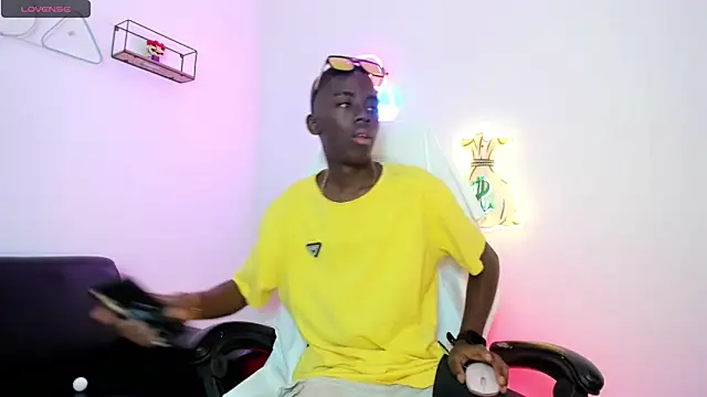 Snapshot of Alan_blacke chatting on 10-30-25, 07:47 Alan blacke online show from 10-30-25, 07:47