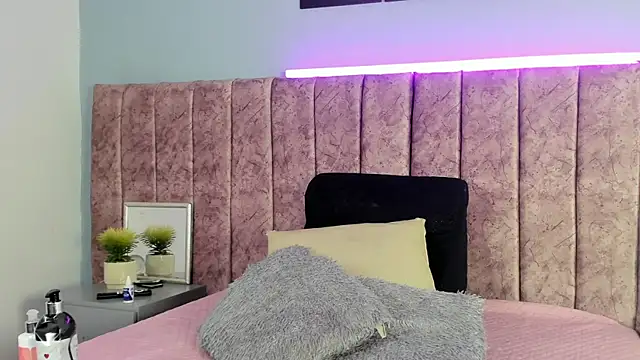 Niicolle Evanss online show from 11-19-25, 07:47