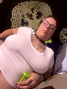 Snapshot of Harleesinn chatting on 09-14-25, 02:44 Harleesinn online show from 09-14-25, 02:44