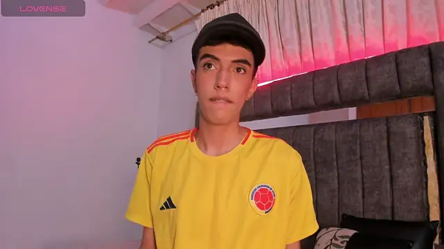 Snapshot of dylan_202520_ chatting on 10-11-25, 11:47 dylan 202520 online show from 10-11-25, 11:47