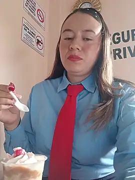 Snapshot of Hannah-colx chatting on 05-28-26, 02:36 Hannah-colx online show from 05-28-26, 02:36