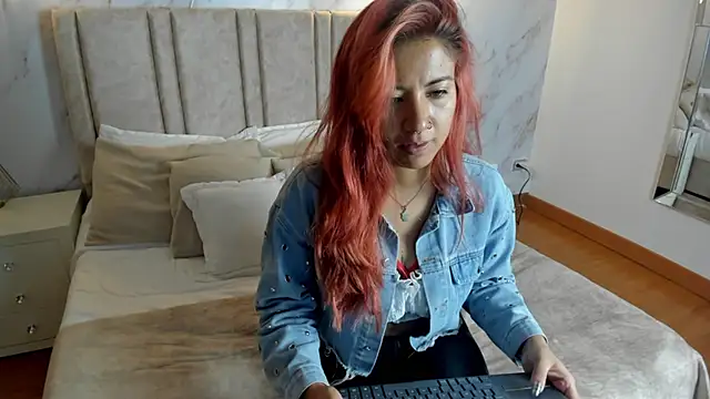 Snapshot of Larissa_Miller chatting on 09-25-25, 12:20 Larissa Miller online show from 09-25-25, 12:20