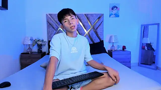 Hyunjin Son online show from 10-19-25, 08:53