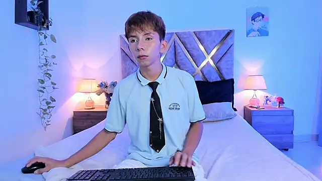 Hyunjin Son online show from 10-24-25, 10:50