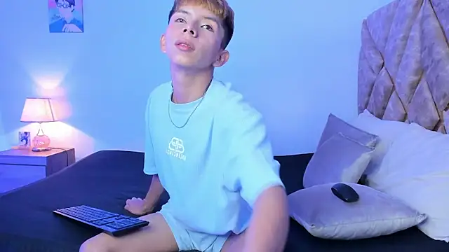 Hyunjin Son online show from 12-20-25, 03:30