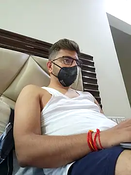 Snapshot of LoveGuruRA chatting on 10-08-25, 05:27 LoveGuruRA online show from 10-08-25, 05:27