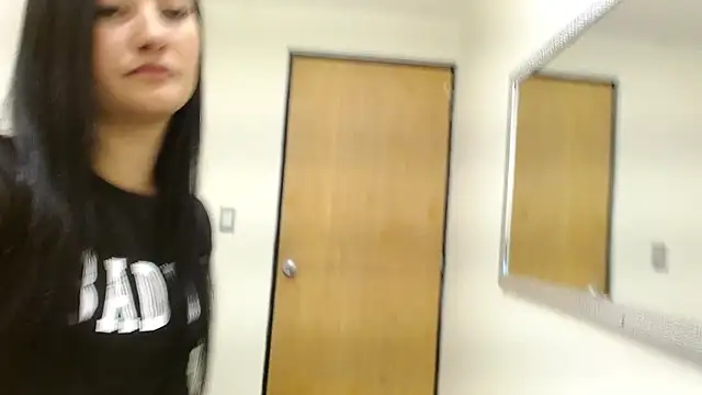 Snapshot of louis_k chatting on 09-24-25, 11:35 louis k online show from 09-24-25, 11:35