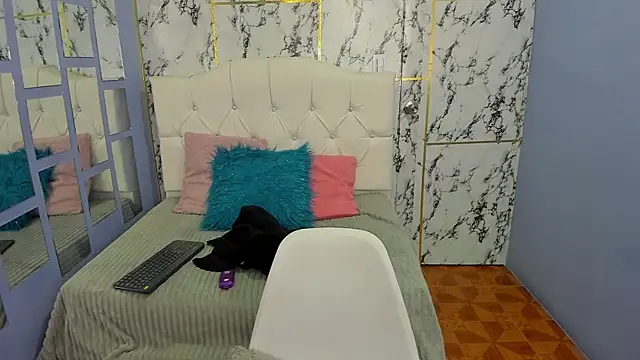 Snapshot of Itsuki_N chatting on 11-18-25, 12:53 Itsuki N online show from 11-18-25, 12:53