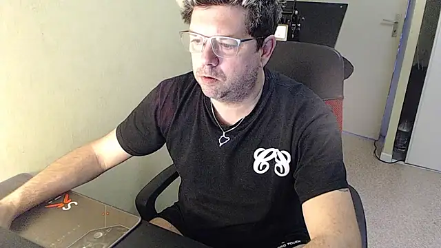 blueandwhite1 online show from 12-29-24, 08:22