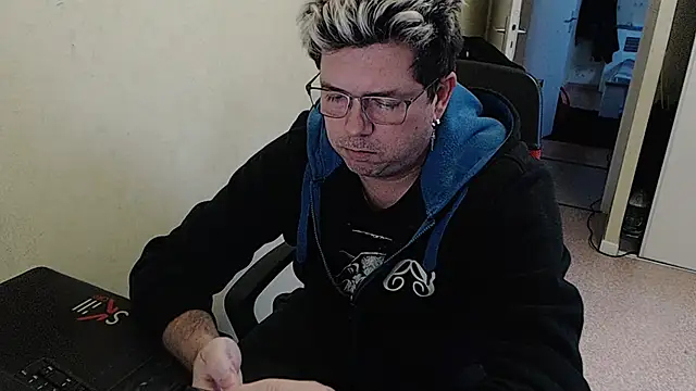 blueandwhite1 online show from 12-31-24, 04:35