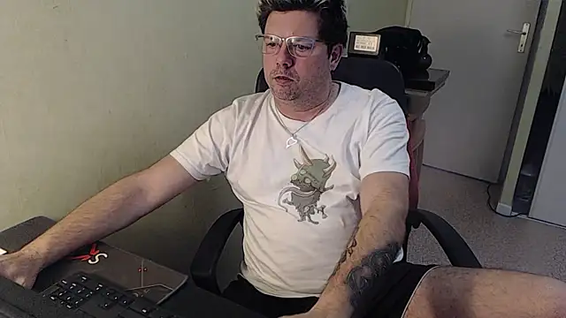 blueandwhite1 online show from 01-16-25, 03:35