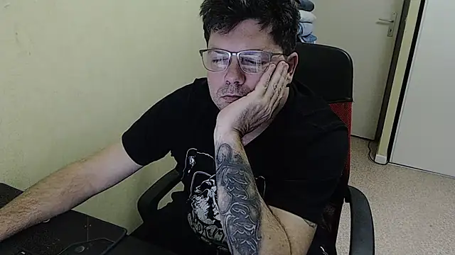 blueandwhite1 online show from 02-04-25, 09:31