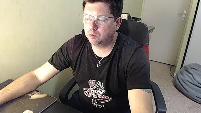 blueandwhite1 online show from 02-10-25, 05:19